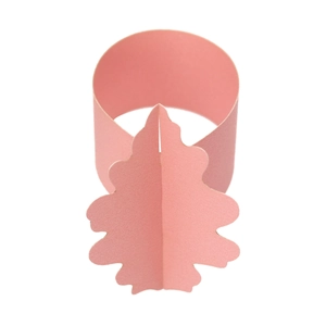 Détail d'un rond de serviette en papier rose avec feuille 3D pour décor de Thanksgiving