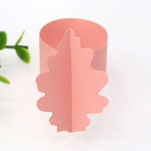 Détail du rond de serviette en papier rose avec feuille 3D pour table de Thanksgiving
