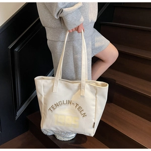 Détail du sac cabas en toile avec imprimé vintage 1985 et poignée en tissu robuste