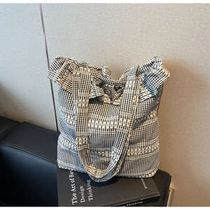 Gros plan détaillé d'un sac cabas à carreaux noir et blanc avec des bords à volants
