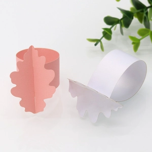 Détail des ronds de serviette en papier forme feuille 3D en papier perlé rose et blanc