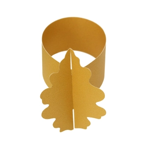 Détail d'un rond de serviette en papier feuille de chêne jaune pour table de fête