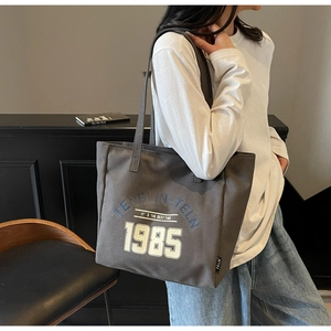 Détail du sac cabas en toile gris foncé avec imprimé vintage 1985 et poche intérieure