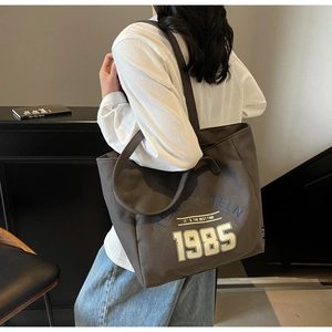 Détail de ce grand sac cabas en toile de coton avec imprimé vintage 1985 américain