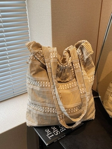 Sac fourre-tout en toile à carreaux jaune et blanc avec broderie et bandoulière large