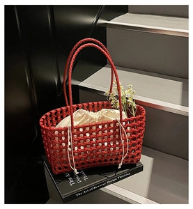 Detail van rode gevlochten draagtas met witte binnenzak met trekkoord en bloemen