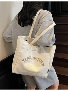 Sac fourre-tout minimaliste en toile crème avec imprimé porté sur l'épaule