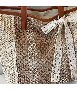 Détail d'un sac cabas tissé avec décoration en dentelle et poignée en cuir