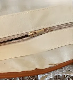 Vue macro détaillée de la fermeture éclair en métal doré sur le sac fourre-tout