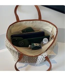 Vue du haut de l'intérieur du sac tissé montrant sa grande capacité et ses poches utiles