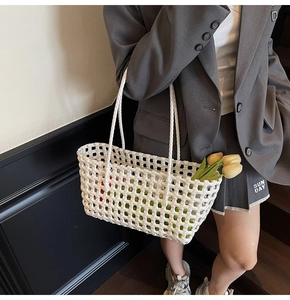 Detail van witte geweven tas met tulpen, toont het moderne holle gebreide vakmanschap