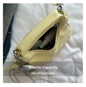 Vue intérieure du sac seau jaune pastel montrant sa capacité et son pendentif en forme de cœur