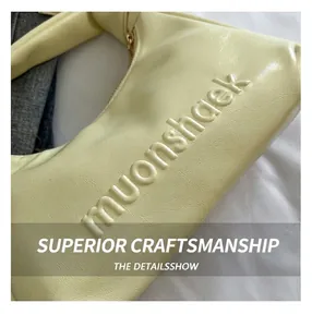 Détail d'un sac en cuir crème affichant le lettrage muonshaek élégant en relief