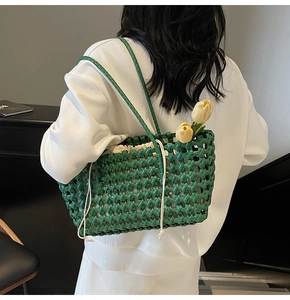 Detail van de groene geweven shopper met witte tas met trekkoord en lange schouderband