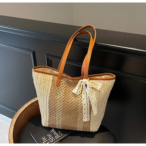 Détail du sac cabas tissé main avec nœud en dentelle et poignées en simili cuir