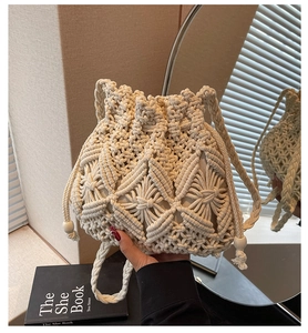 Gros plan du sac seau en macramé fait main avec motifs tissés et cordon à perles bois
