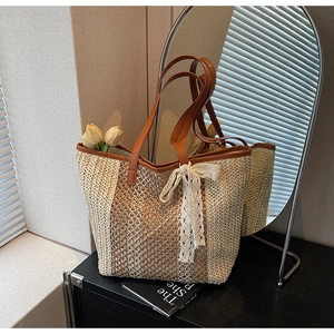 Détail du sac cabas tissé avec décoration de nœud en dentelle et anses en cuir