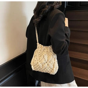 Détail d'un sac seau en coton beige tissé main avec des motifs géométriques en diamant