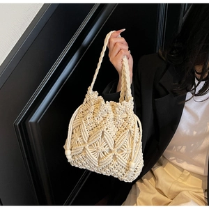 Détail du sac en macramé avec perles en bois et texture diamant élégante