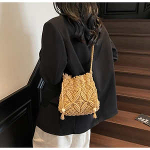 Détail du sac seau de plage tissé avec glands bohèmes et perles sur un mannequin