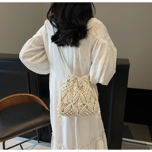 Détail du sac seau en coton crème tissé à la main avec motif ajouré bohème
