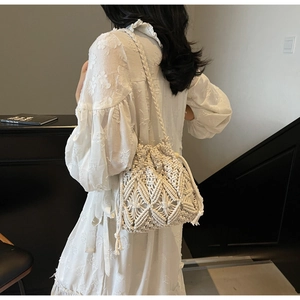 Détail du sac seau bohème en crochet crème avec motif losanges et fermeture par cordon