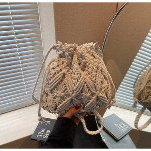 Gros plan du sac seau en coton blanc avec des motifs géométriques tissés complexes