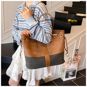 Grand sac cabas bicolore avec anses en cuir marron et détails de cordon latéraux