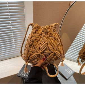 Détail du sac seau bohème crocheté à la main avec glands en perles de bois et franges