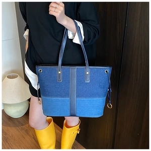 Vue détaillée du grand sac cabas en jean avec patchwork bleu contrasté et motifs à rayures
