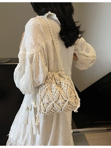 Sac seau bohème en corde tressée crème porté par un mannequin pour plage et été