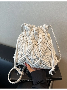 Sac seau en macramé fait main avec fermeture à cordon et détails de franges pour les vacances