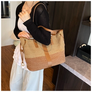 Détails du sac cabas en toile avec garniture en cuir et œillets métalliques robustes