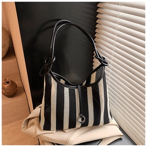 Détail du sac cabas à rayures verticales avec boucle en métal argenté et bandoulière en cuir