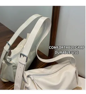 Detailansicht der cremeweißen Ledertasche mit verstellbarem Riemen und Silber Schnalle