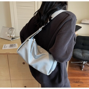 Große hellblaugraue Schultertasche aus weichem Leder mit modischem Falten-Design