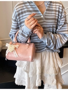 Sac cylindrique rose élégant avec breloque cœur en perles et nœud en dentelle pour femme