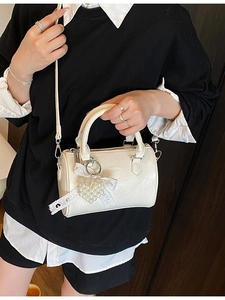 Sac cylindre blanc crème élégant avec texture plissée et breloque cœur en perles