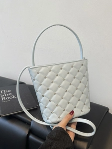 Borsa a Secchiello in Pelle PU Trapuntata a Rombi da Donna Mini Borsa a Tracolla Con Catena Decorazione con Borchie Borsa Quotidiana
