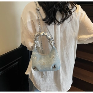 Borsa blu glitterata alla moda con ciondoli a farfalla argentati e manico arricciato
