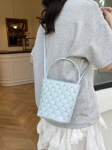 Borsa a secchiello azzurra trapuntata con ricami a rombi e dettagli di strass lucidi
