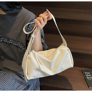 Weiße Zylindertasche aus Ölwachsleder mit verstellbarem Gurt und langen Lederquasten