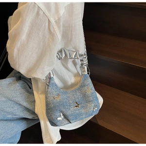Borsa a tracolla in denim blu con paillettes a farfalla e manico stile scrunchie