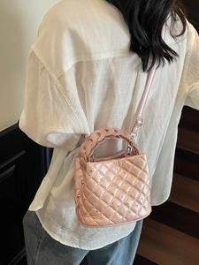 Secchiello trapuntato rosa con strass e manico intrecciato indossato da modella