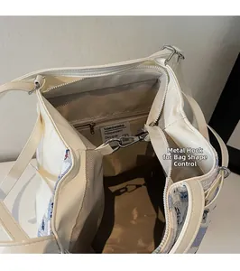 Dettaglio interno della borsa tote con tasca a zip e gancio in metallo per la forma