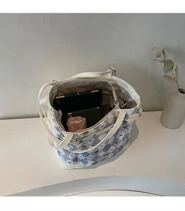 Interno spazioso della borsa trapuntata con fiocchi blu e spazio per tablet