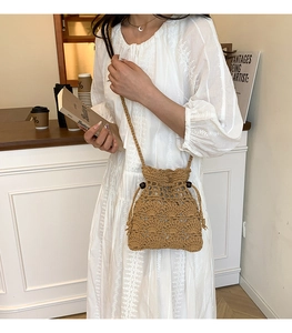 Détail du sac seau ajouré tissé main avec cordon de serrage et perles en bois