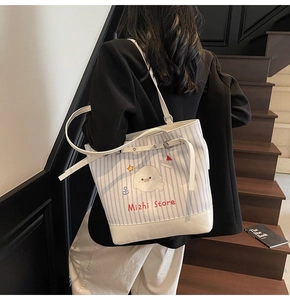 Détail du sac seau en toile imprimé avec motif de phoque mignon sur un escalier en bois