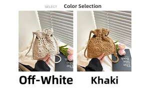 Détail de sacs seaux au crochet ajouré en beige et kaki avec cordon en perles de bois