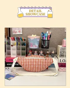 Détail du sac banane pied-de-poule orange et blanc avec sangle et zip argenté